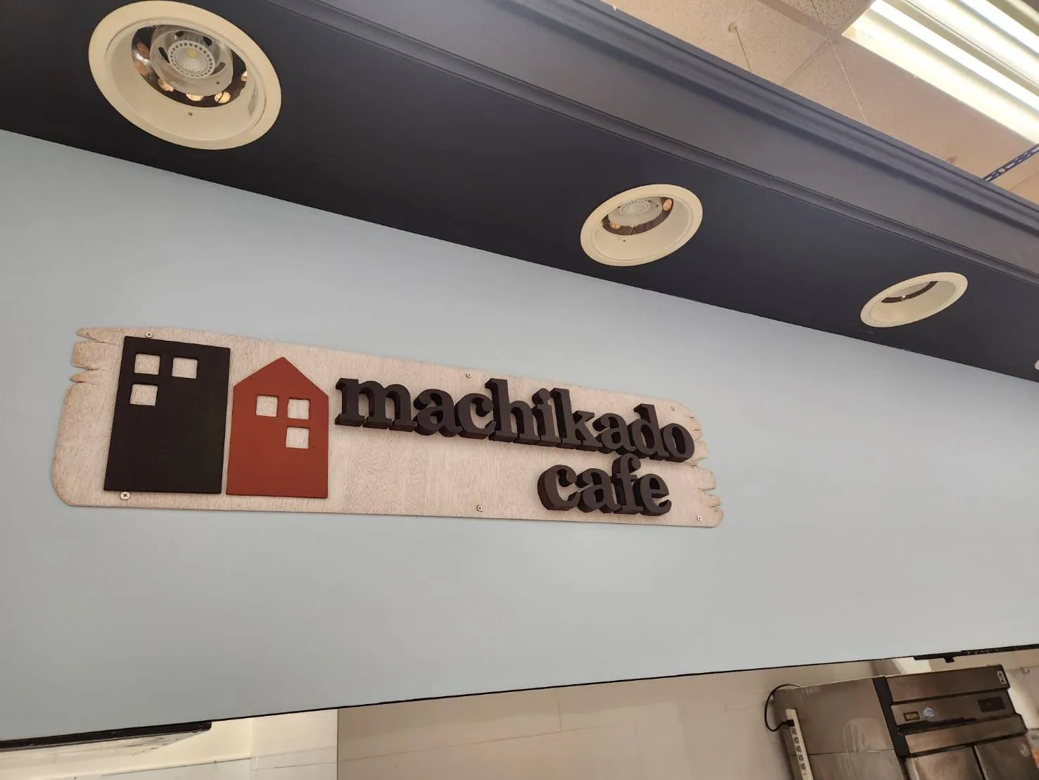 店頭サインのmachikadocafeの文字